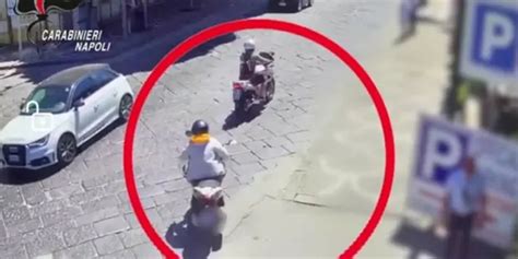 [Video] POMPEI, strappò il rolex al braccio di un turista: arrestato 